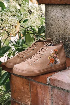 Sapatilha abotinada com detalhes florais