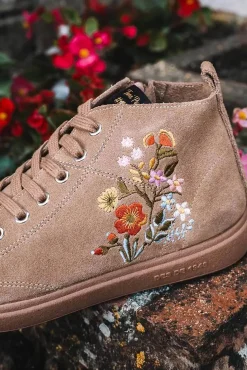 Sapatilha abotinada com detalhes florais