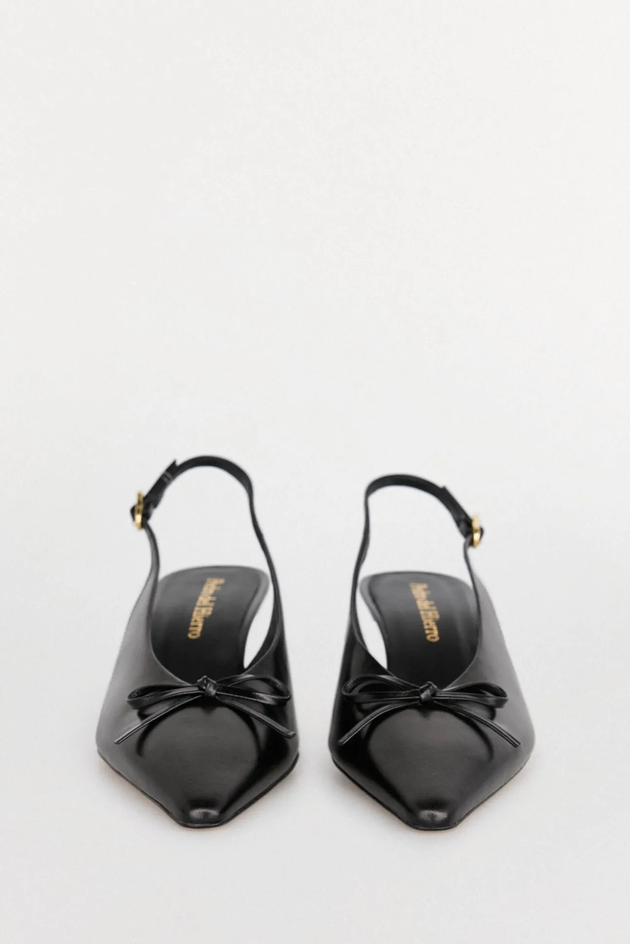 Sapato tipo slingback de couro envernizado com salto gatinho