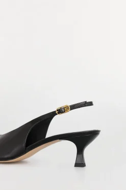 Sapato tipo slingback de couro envernizado com salto gatinho