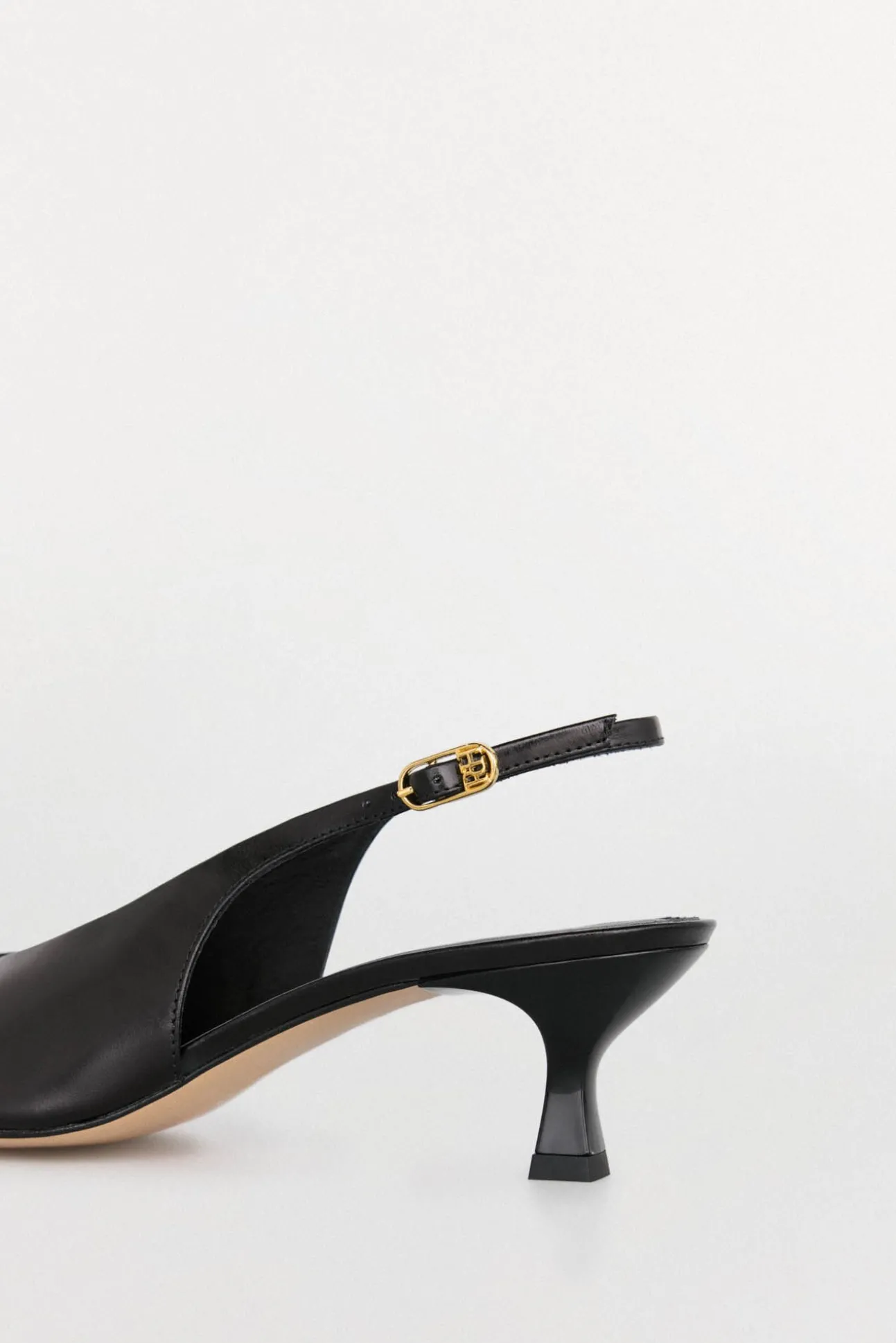 Sapato tipo slingback de couro envernizado com salto gatinho