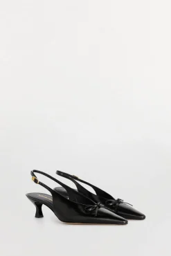 Sapato tipo slingback de couro envernizado com salto gatinho