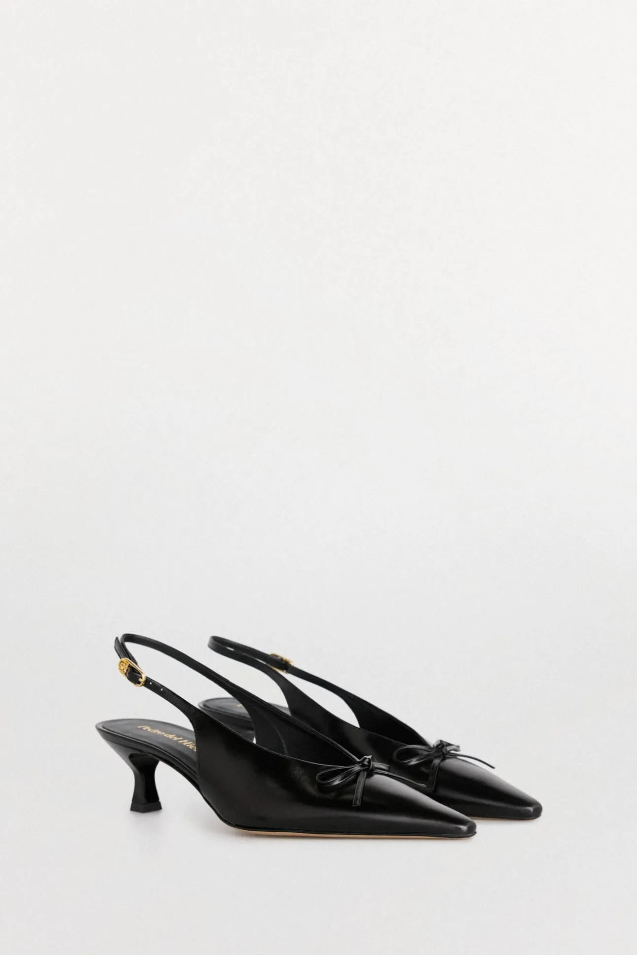 Sapato tipo slingback de couro envernizado com salto gatinho