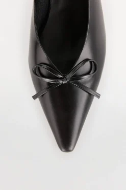 Sapato tipo slingback de couro envernizado com salto gatinho