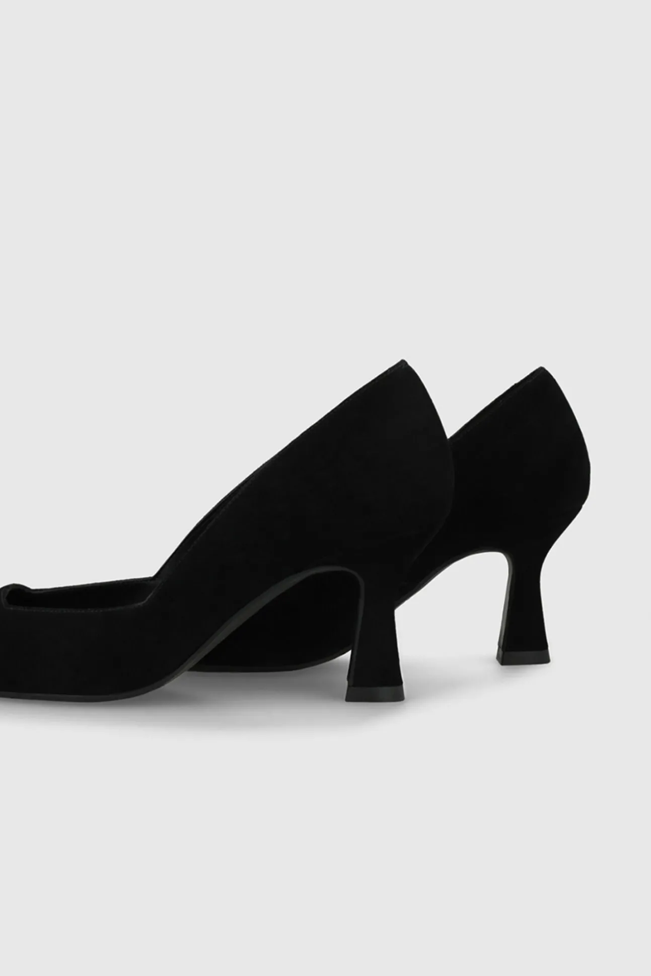 Sapatos de camurça com decote quadrado