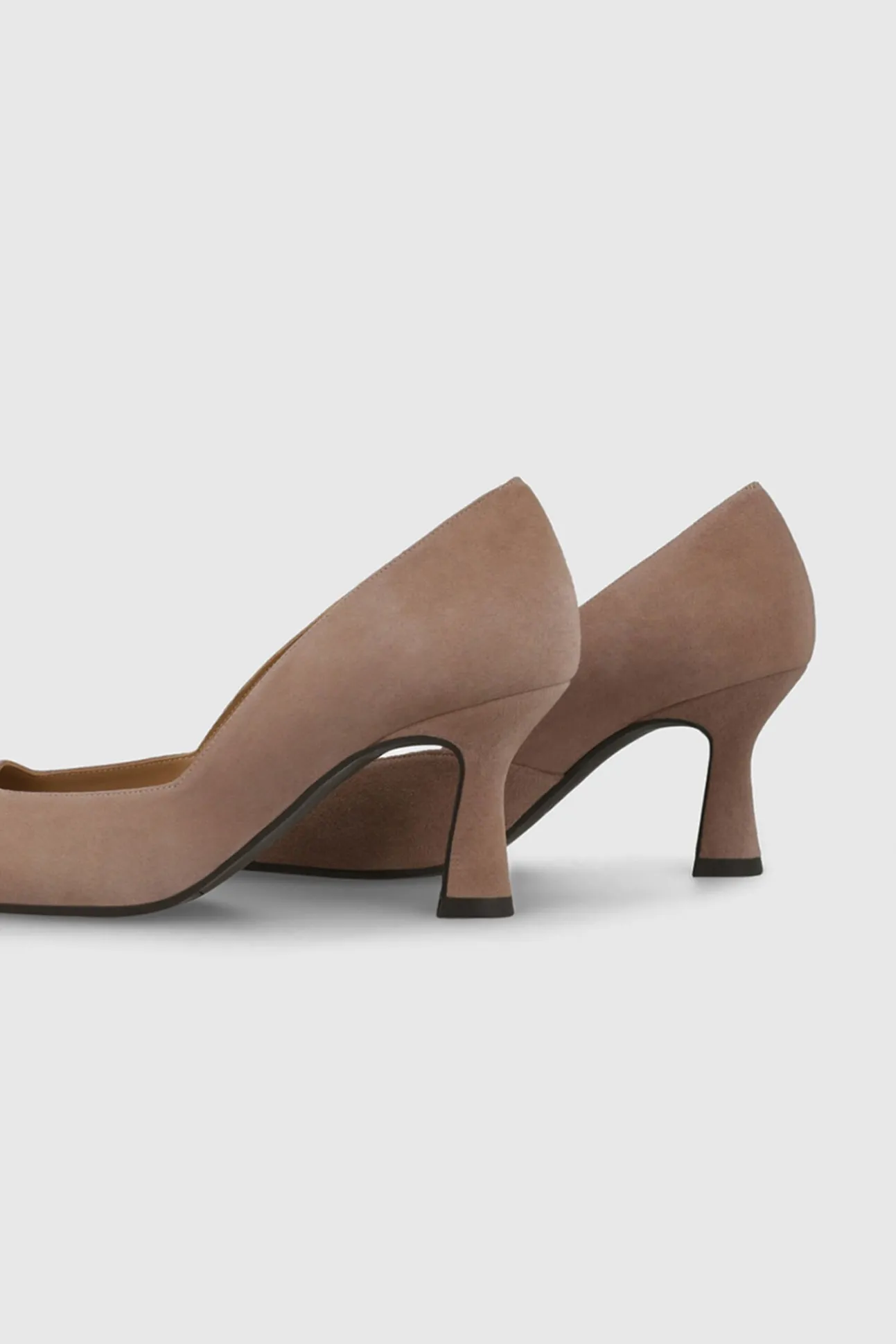 Sapatos de camurça com decote quadrado