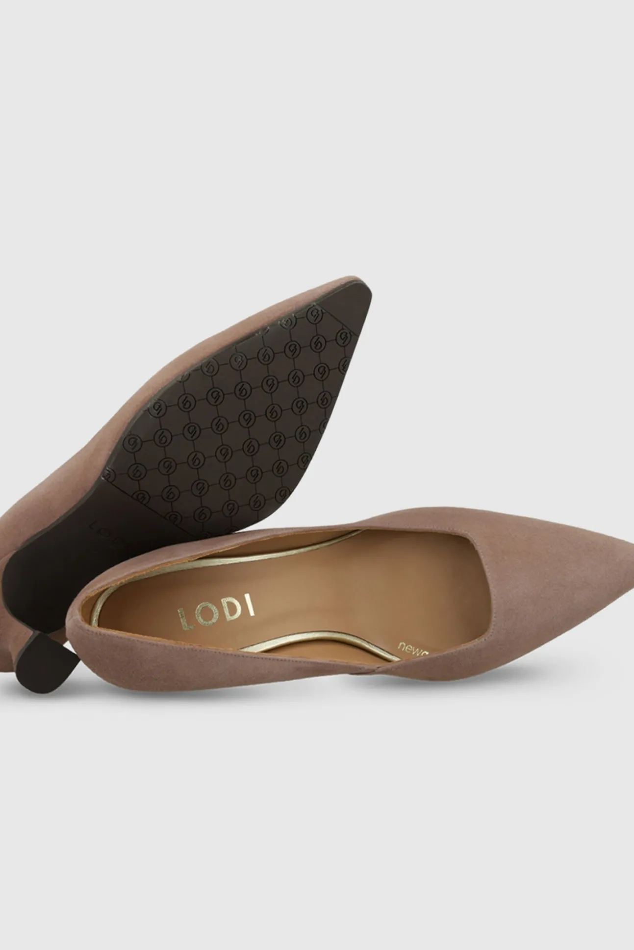 Sapatos de camurça com decote quadrado