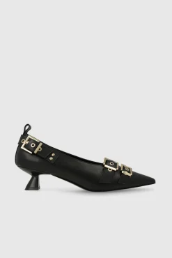 Sapatos de couro com enfeites