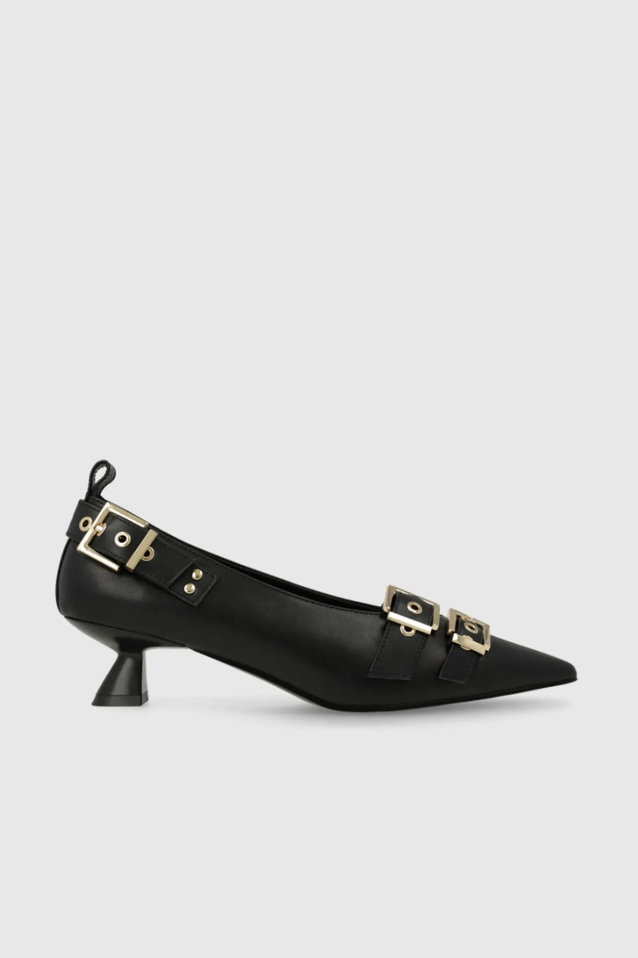 Sapatos de couro com enfeites