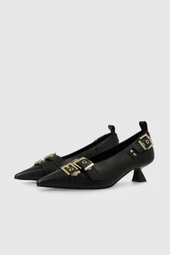 Sapatos de couro com enfeites