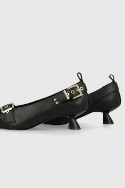 Sapatos de couro com enfeites