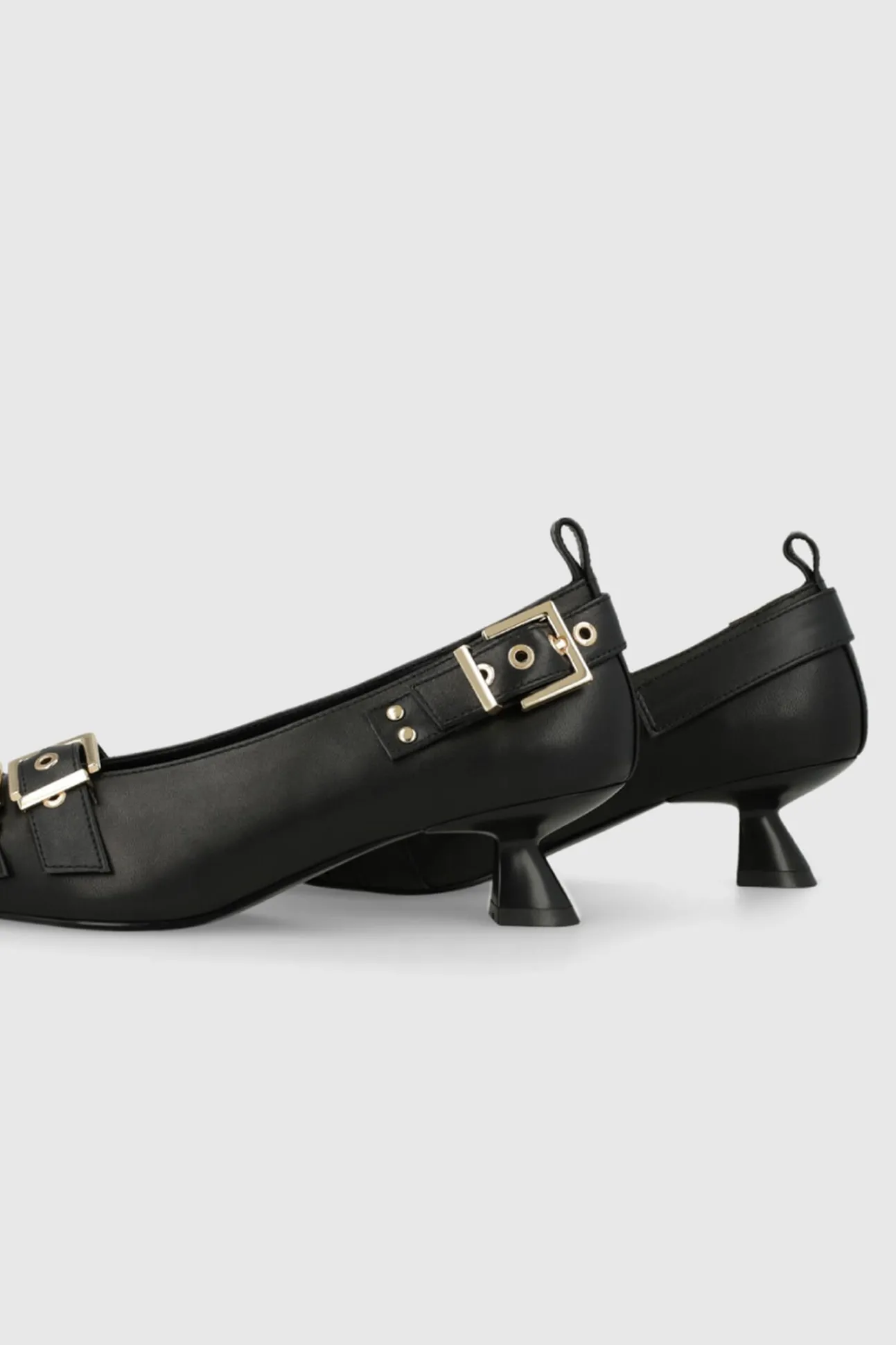 Sapatos de couro com enfeites