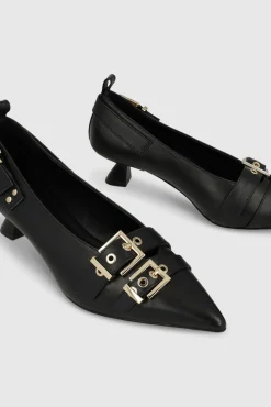 Sapatos de couro com enfeites