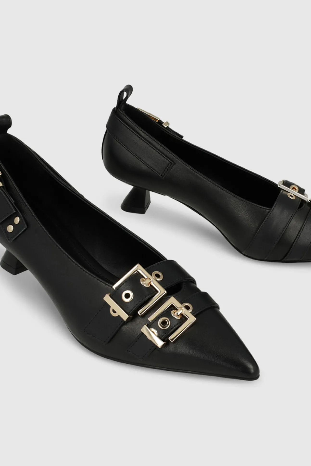 Sapatos de couro com enfeites