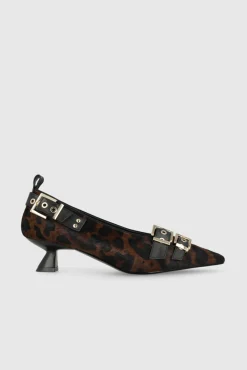 Sapatos de couro com estampa animal e detalhes decorativos