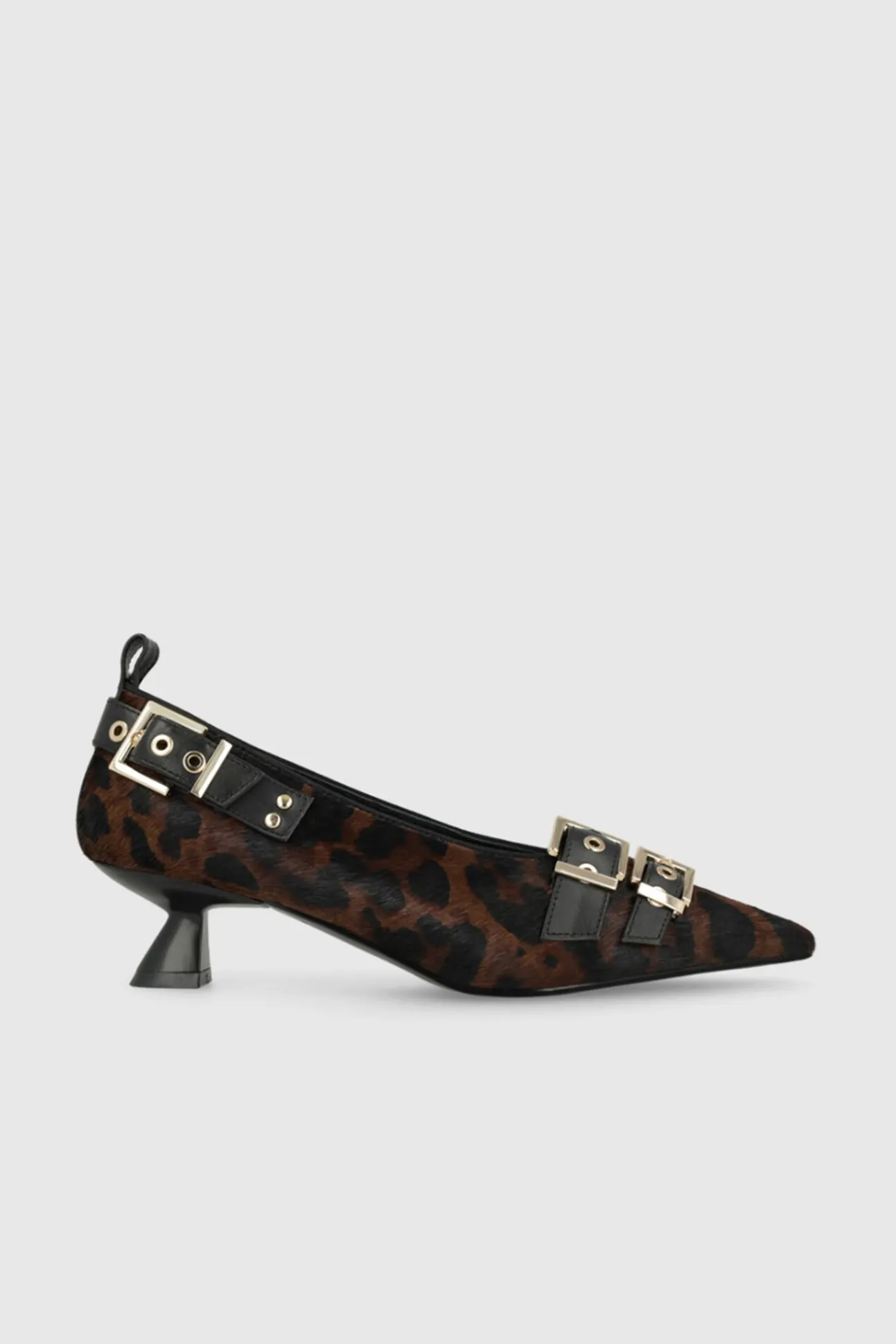 Sapatos de couro com estampa animal e detalhes decorativos