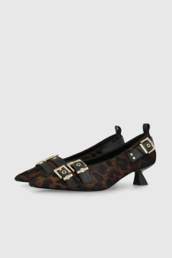 Sapatos de couro com estampa animal e detalhes decorativos