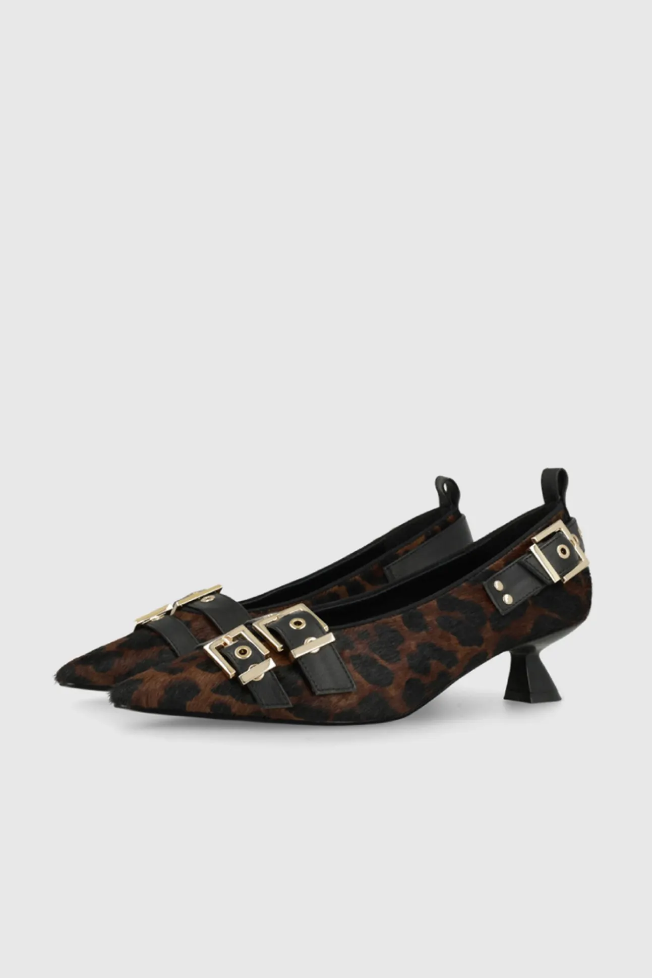 Sapatos de couro com estampa animal e detalhes decorativos