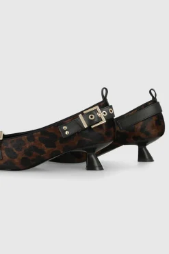 Sapatos de couro com estampa animal e detalhes decorativos