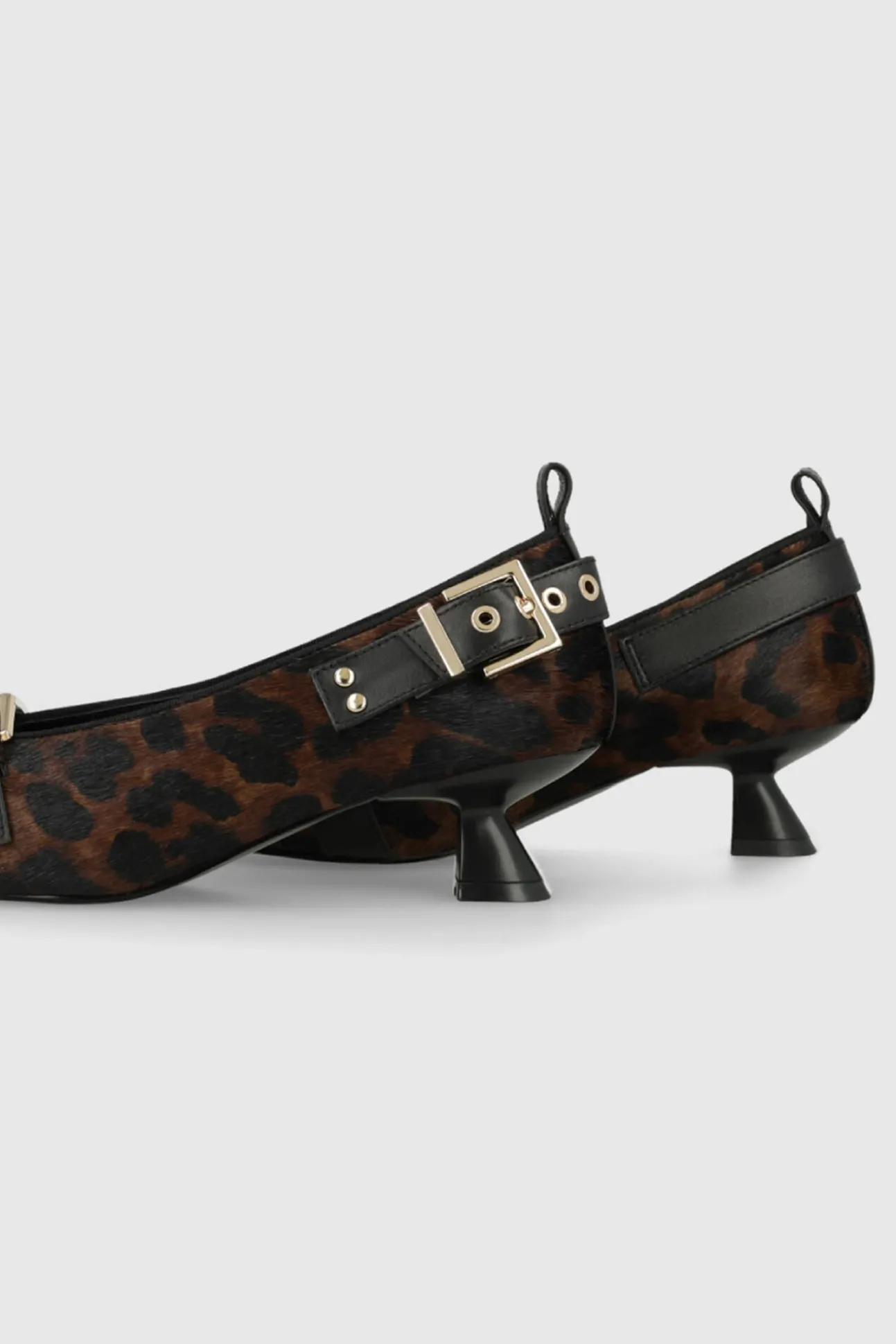 Sapatos de couro com estampa animal e detalhes decorativos