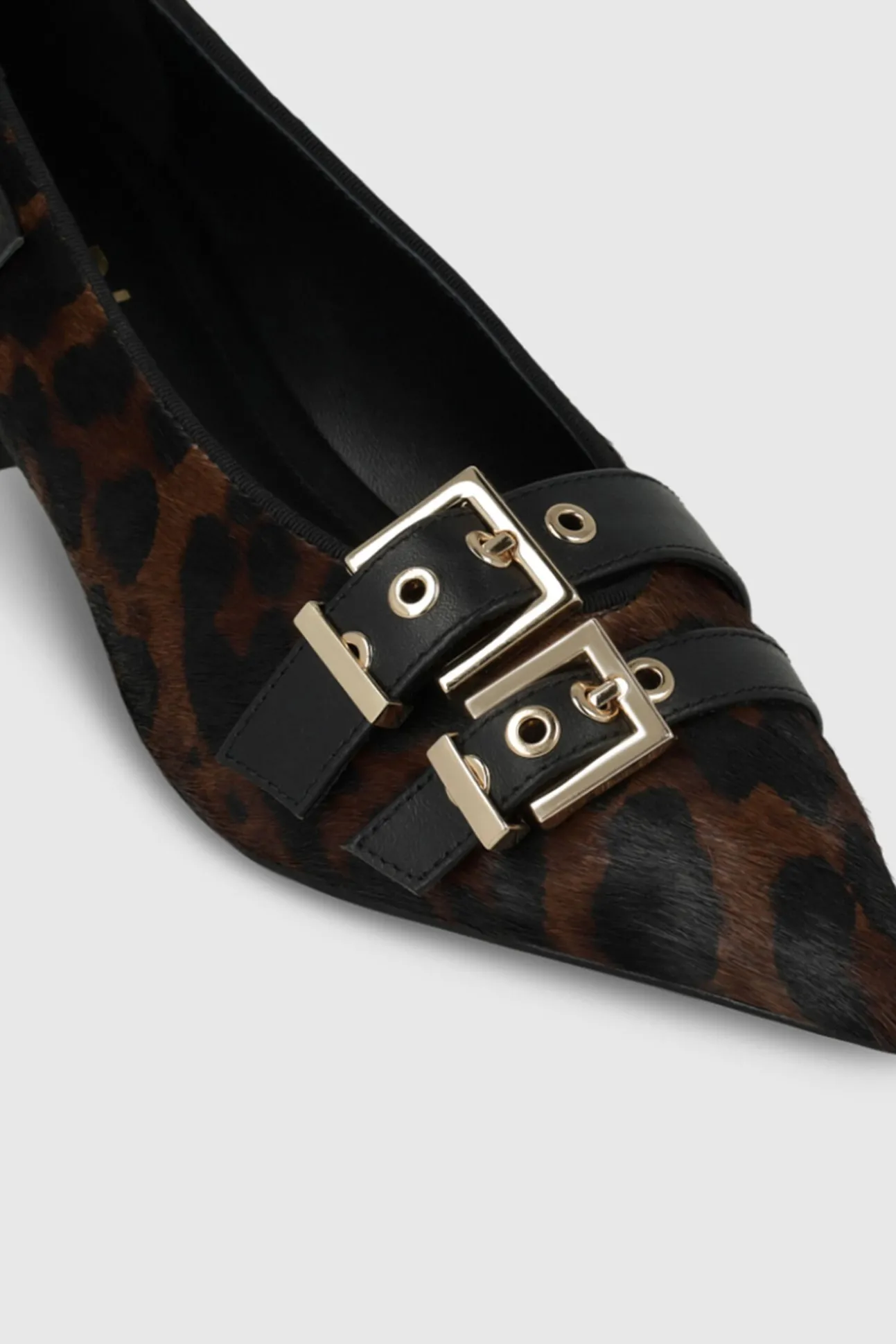 Sapatos de couro com estampa animal e detalhes decorativos