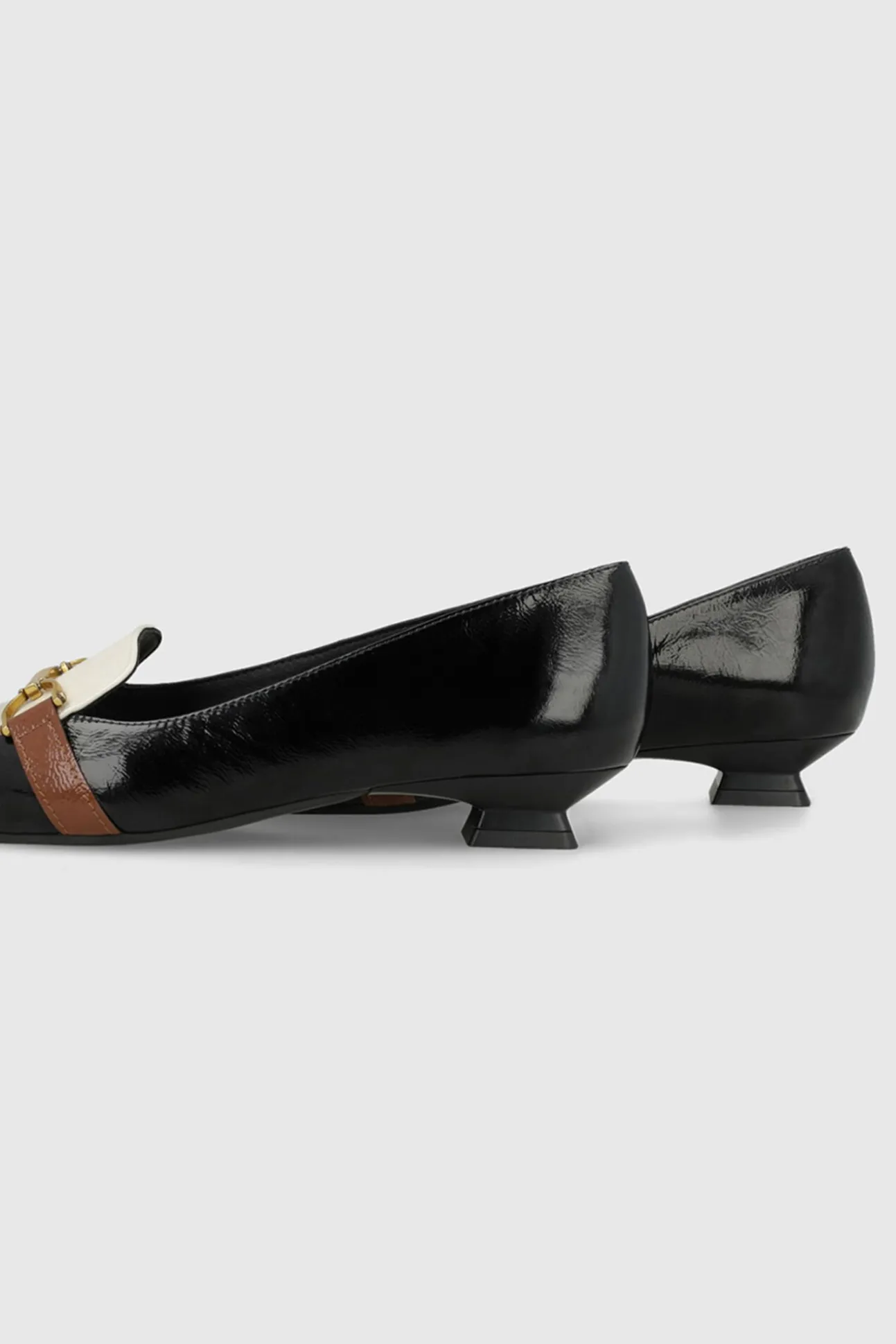 Sapatos de couro envernizado