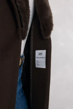 Sobretudo com gola de pele