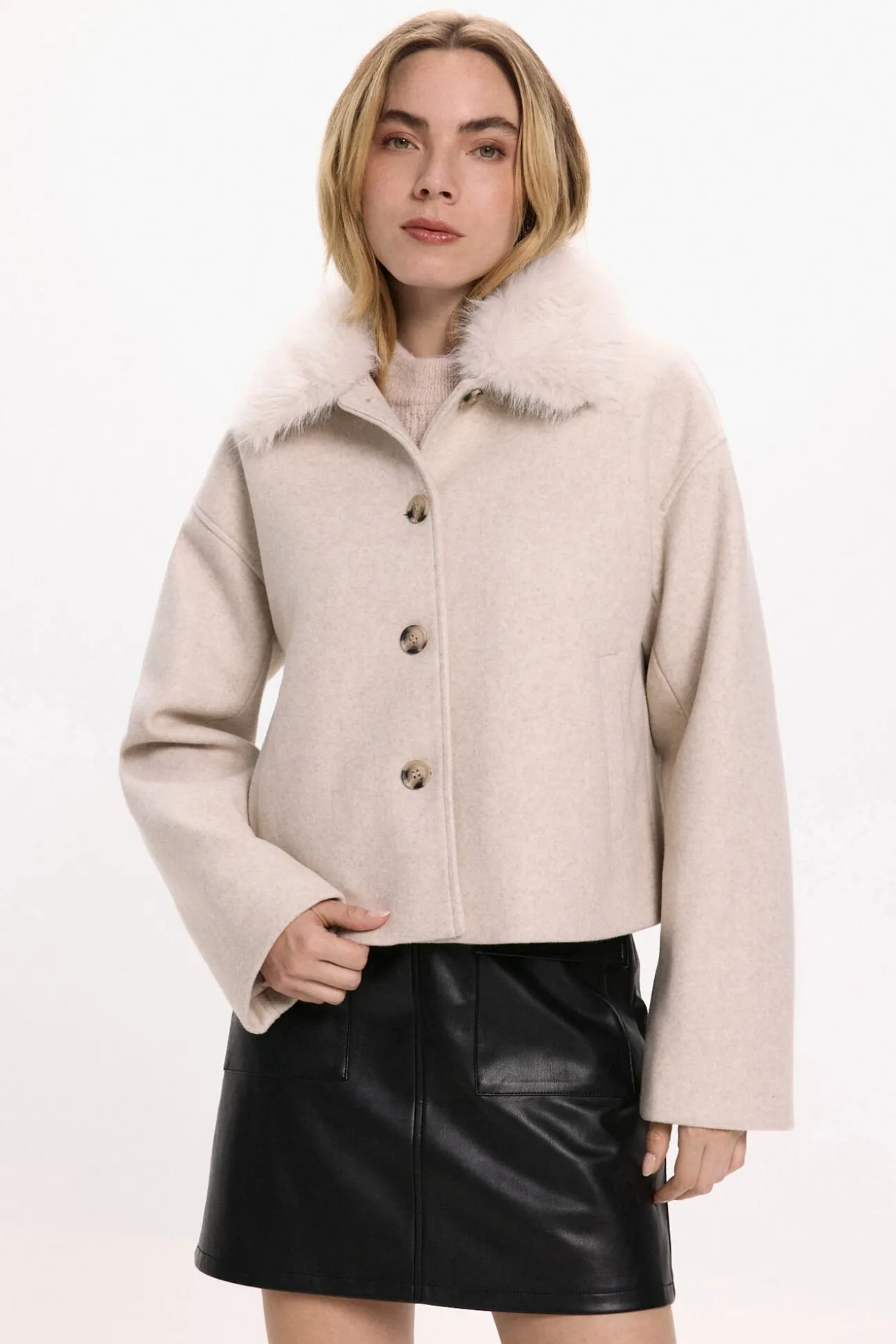 Sobretudo de tecido com gola de pele sintética