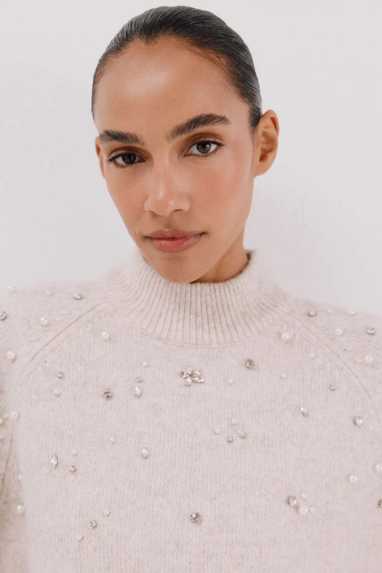 Suéter com strass e pérolas