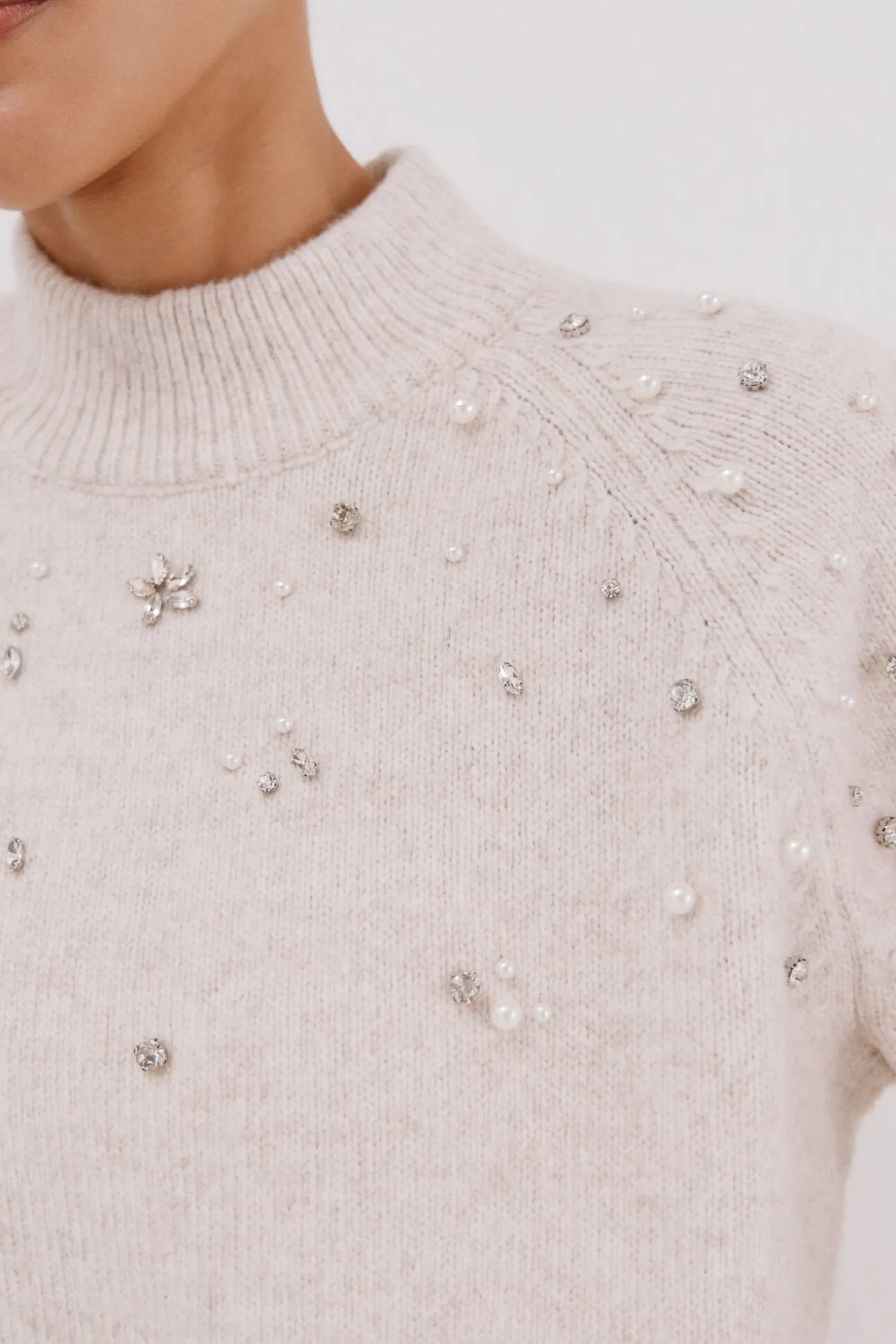 Suéter com strass e pérolas