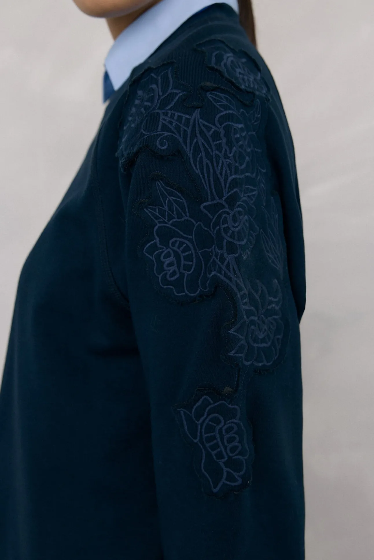 Sweatshirt bordado com flores