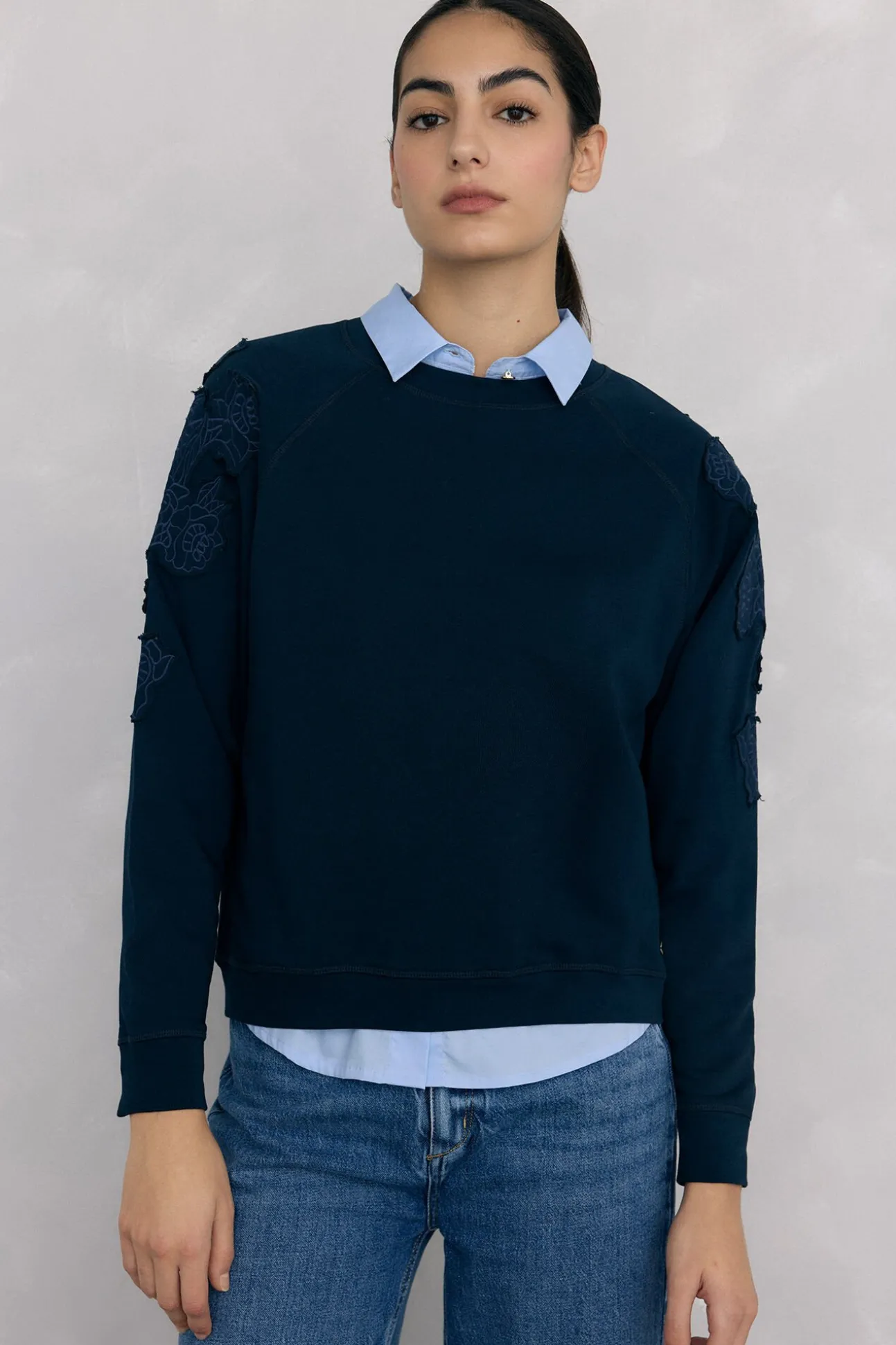 Sweatshirt bordado com flores