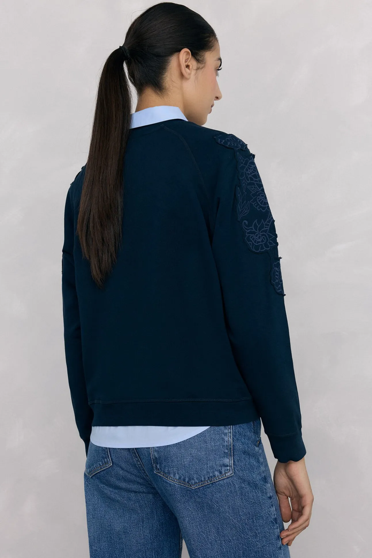 Sweatshirt bordado com flores