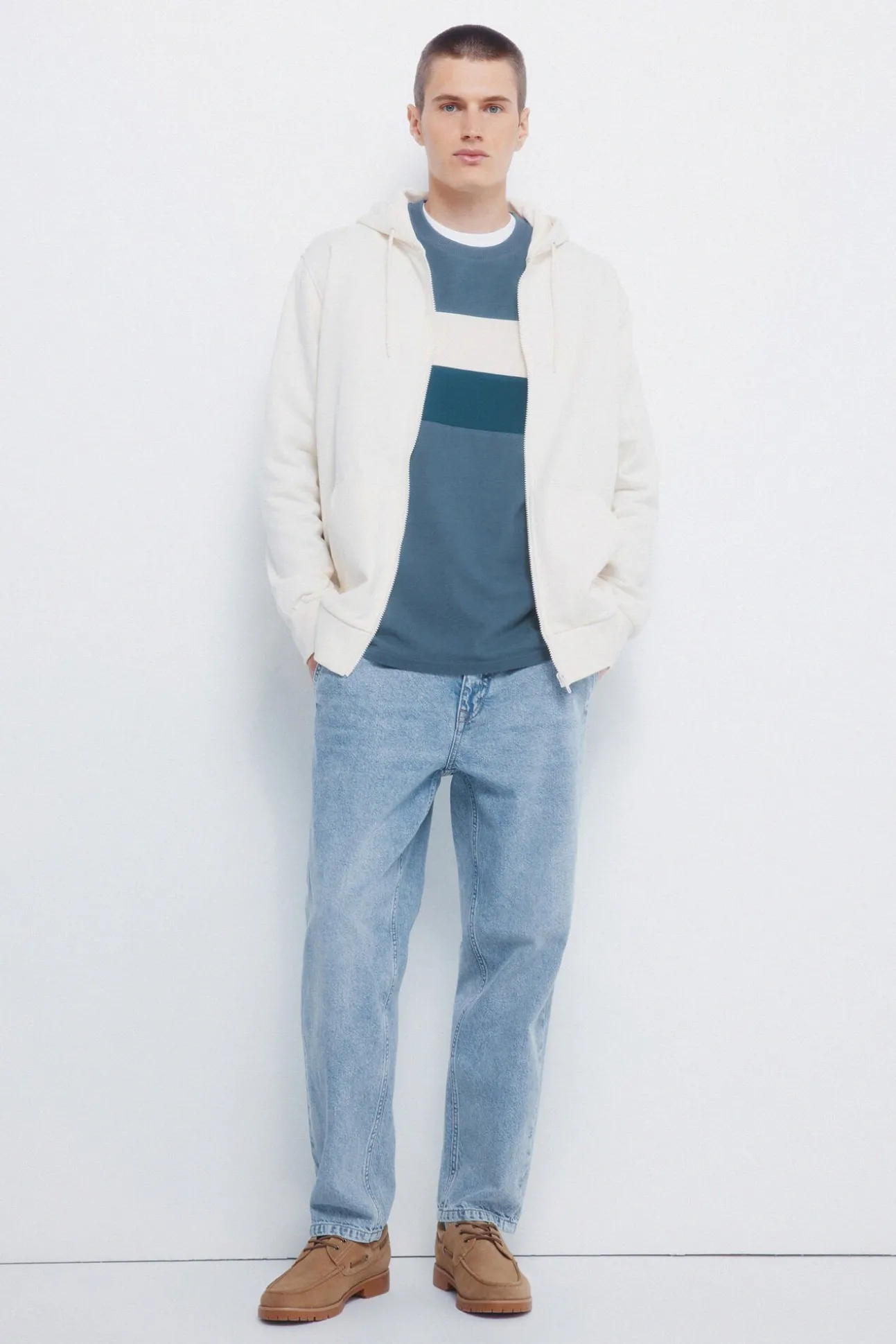 Sweatshirt com fecho-éclair e capuz