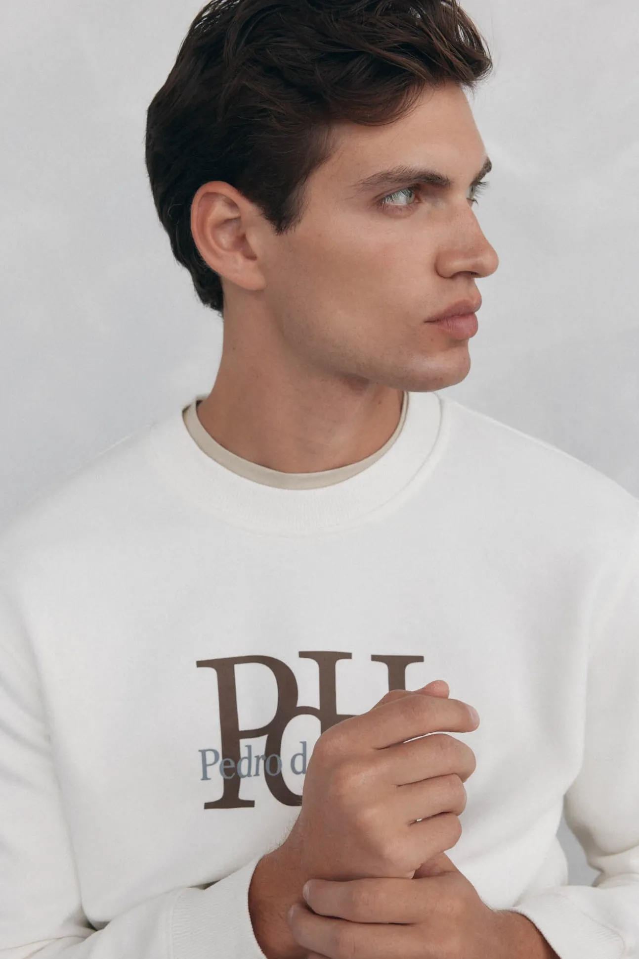 Sweatshirt com gola caixa redonda e logo grande