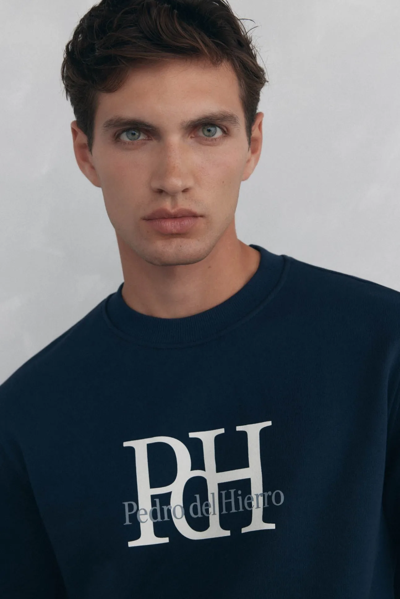 Sweatshirt com gola caixa redonda e logo grande