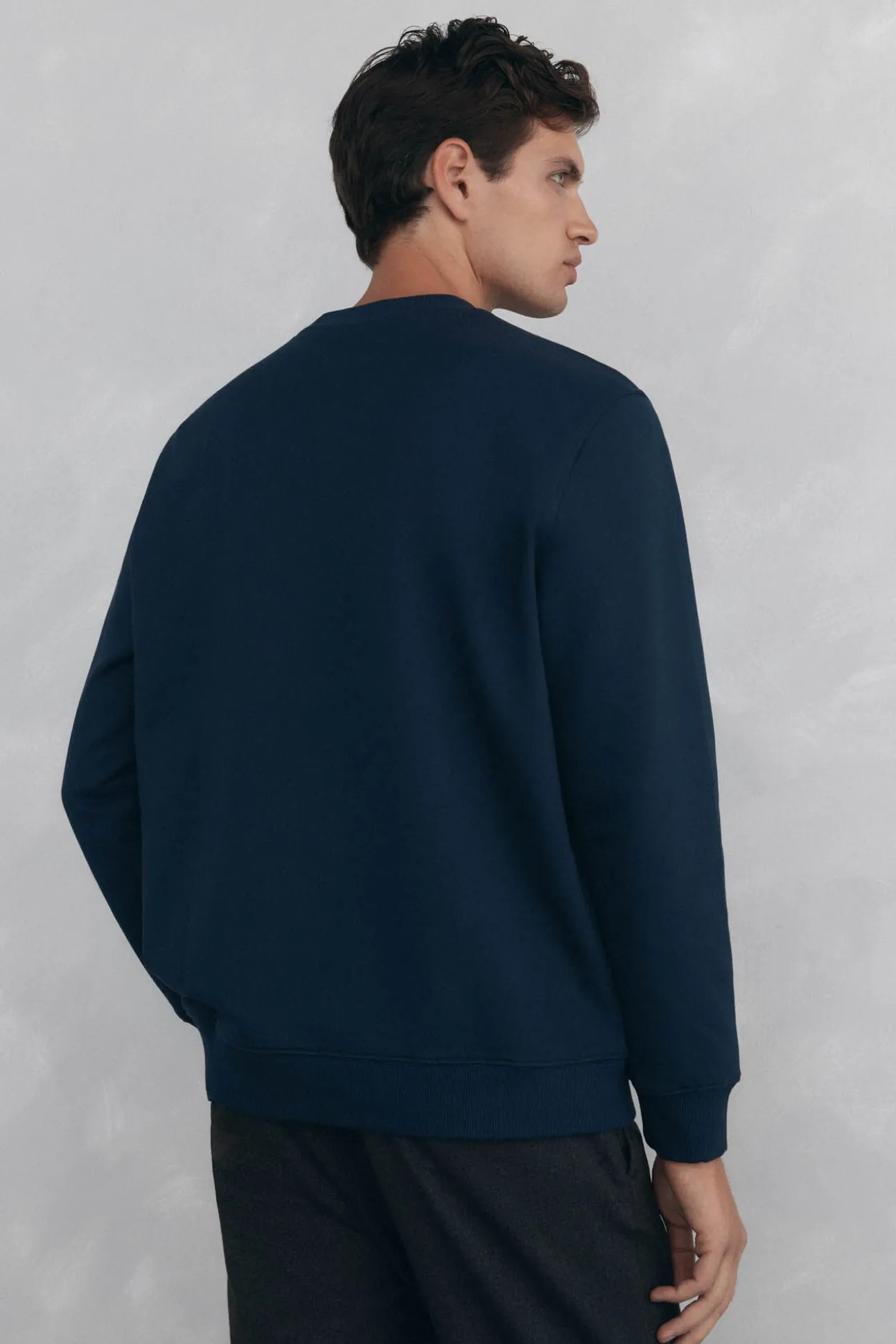 Sweatshirt com gola caixa redonda e logo grande