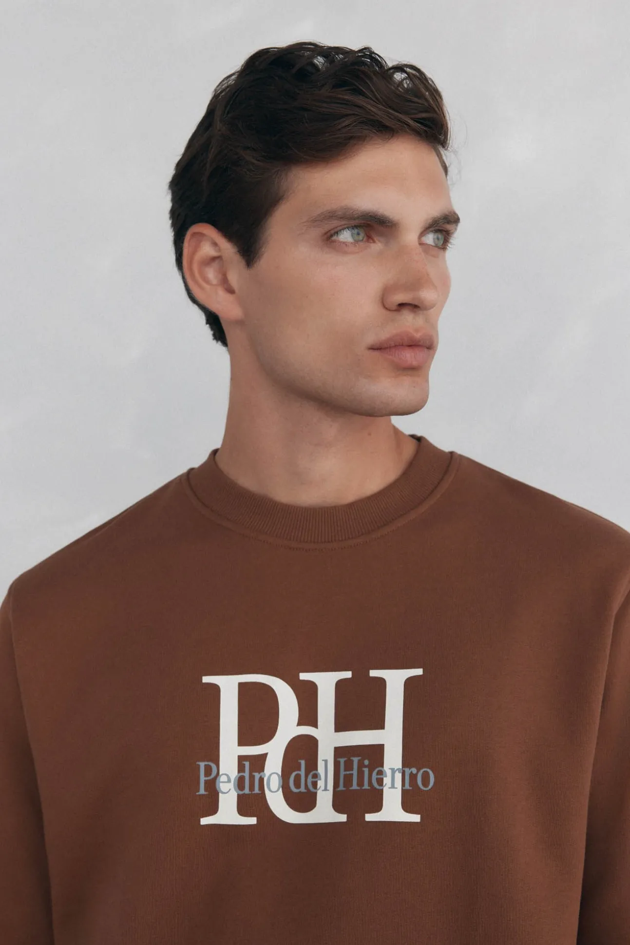 Sweatshirt com gola caixa redonda e logo grande