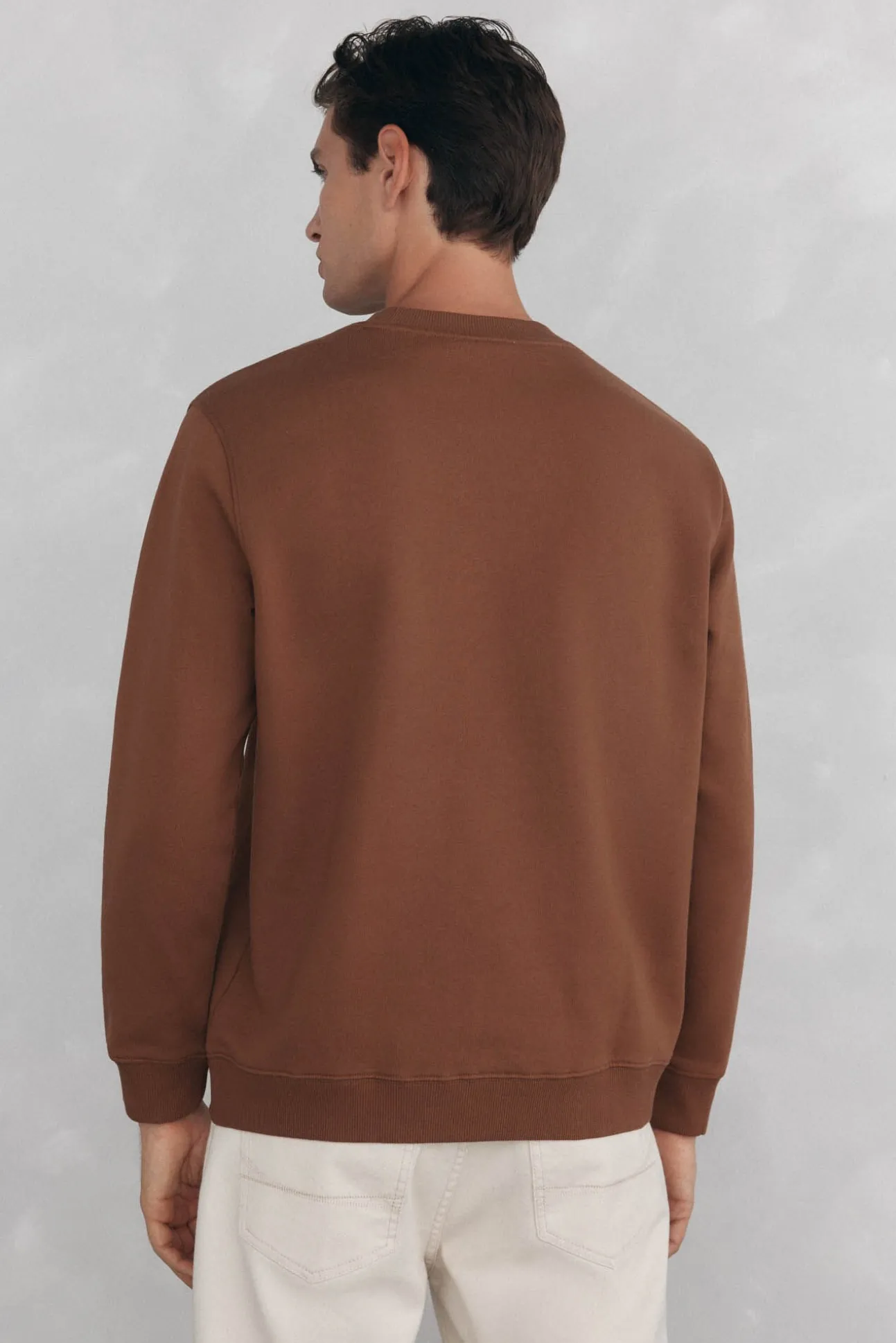 Sweatshirt com gola caixa redonda e logo grande
