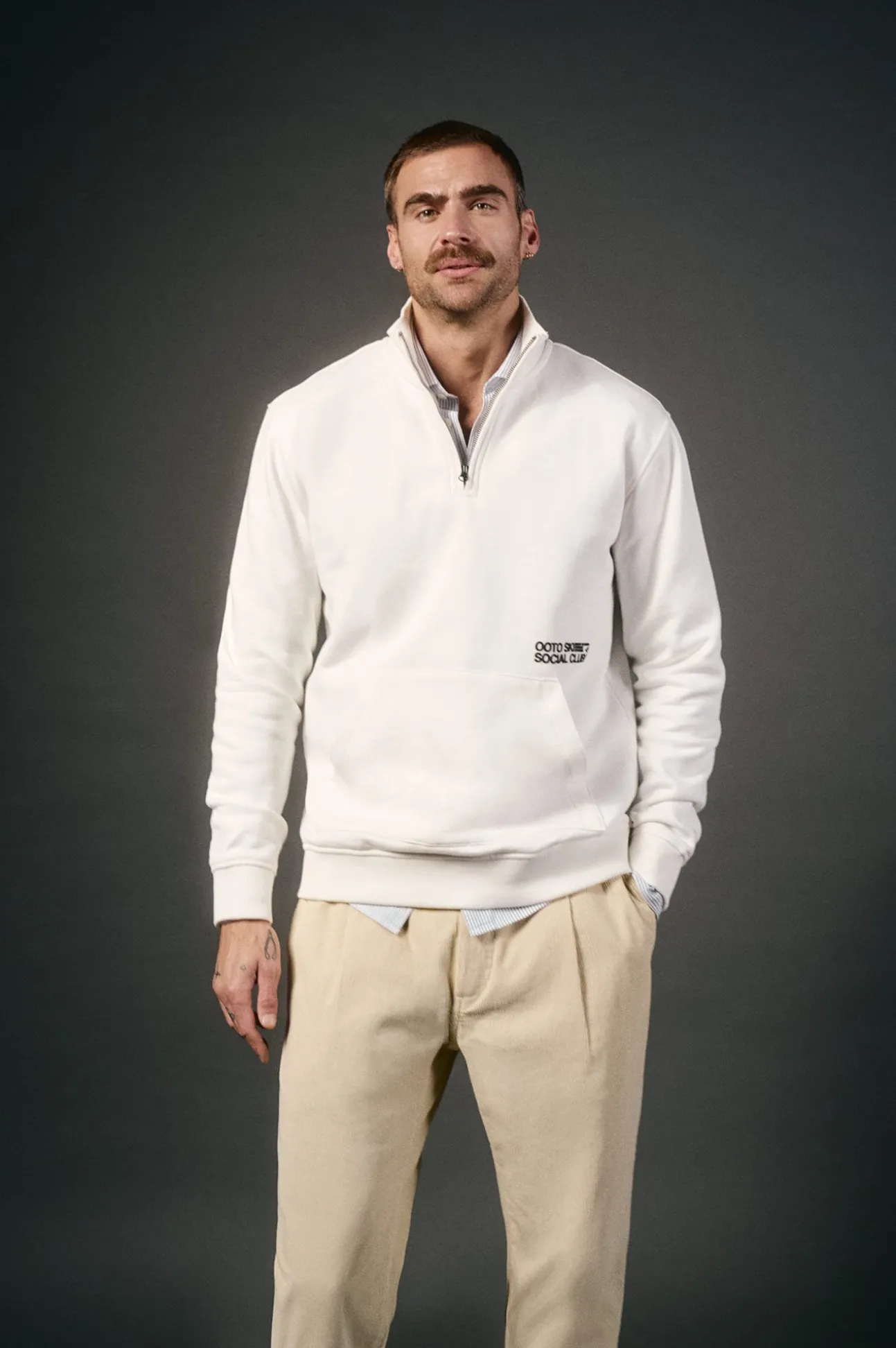 Sweatshirt com gola de fecho-éclair