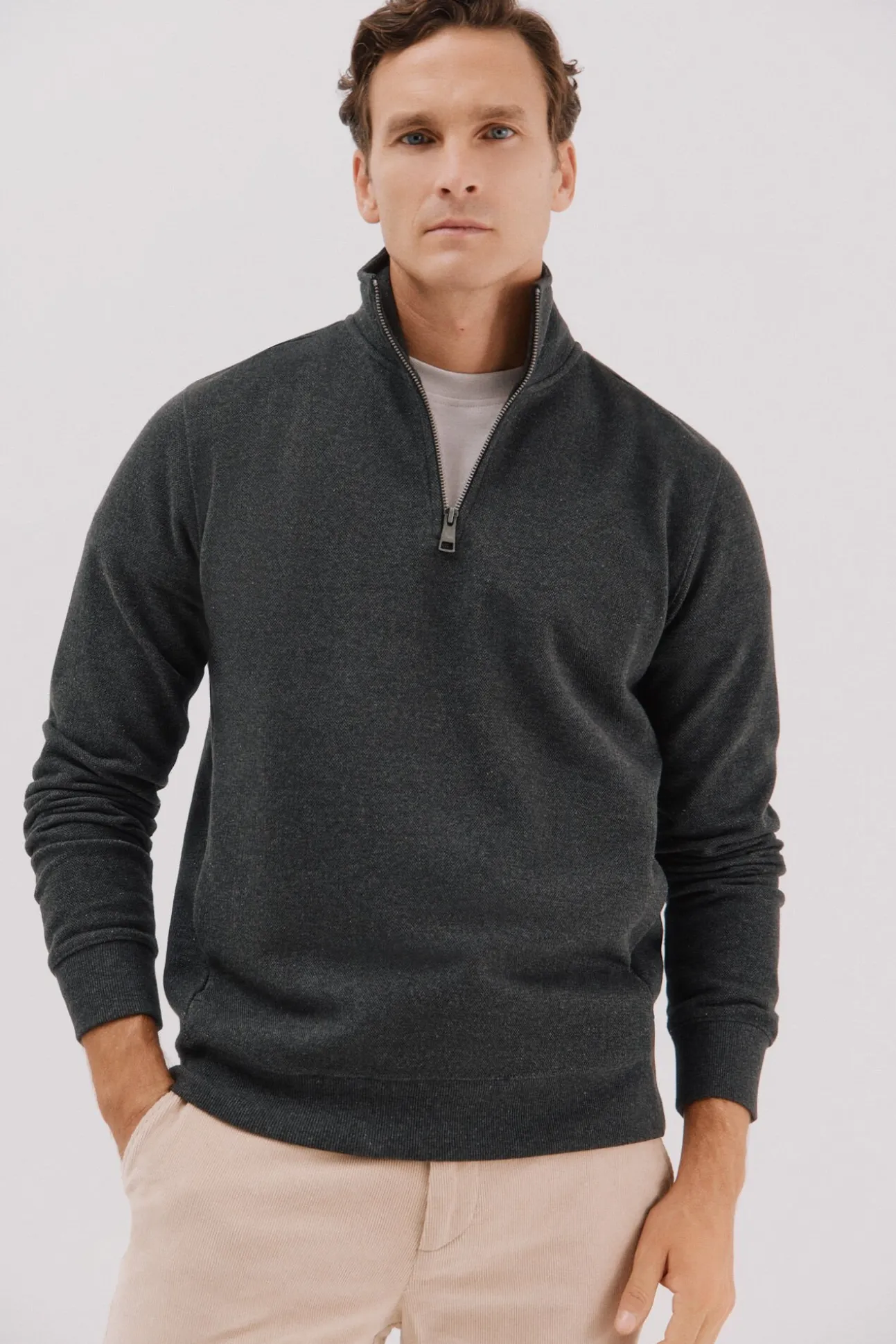 Sweatshirt com gola e fecho-éclair