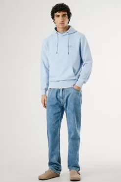 Sweatshirt lavado com logo pequeno na frente e logo grande atrás.