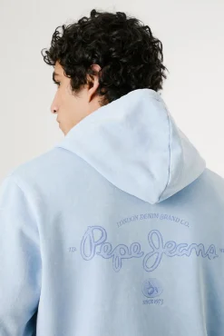 Sweatshirt lavado com logo pequeno na frente e logo grande atrás.
