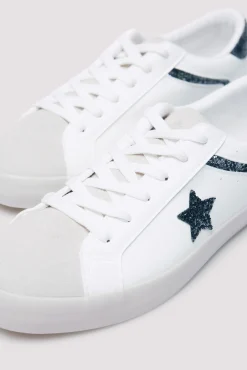 Tênis com estrelas brilhantes