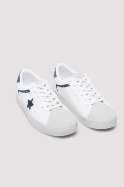 Tênis com estrelas brilhantes