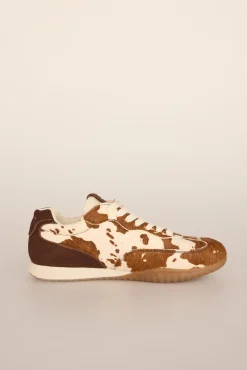 Tênis de pele com estampado de vaca
