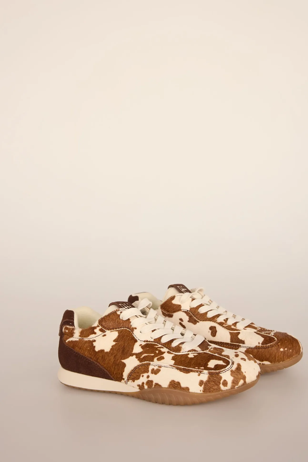 Tênis de pele com estampado de vaca