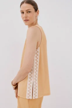 Top com detalhe de renda de crochet na lateral