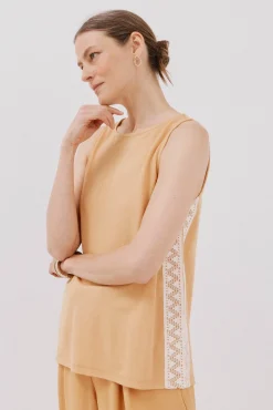 Top com detalhe de renda de crochet na lateral