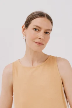 Top com detalhe de renda de crochet na lateral